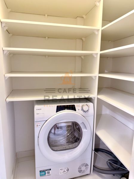 Na prenájom 2 izbový byt, 65 m2, Bratislava, centrum, Vajanského nábr. - Žehlička v úložnom priestore 2-izbového bytu s poličkami na uskladnenie.