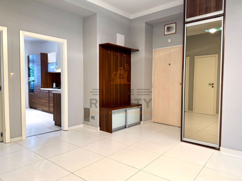 Na prenájom 2 izbový byt, 65 m2, Bratislava, centrum, Vajanského nábr. - Vstupná hala a kuchyňa v 2-izbovom byte s dlažbou a dreveným nábytkom.