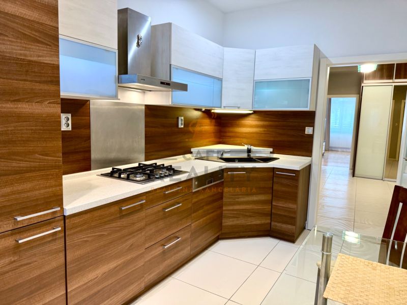 Na prenájom 2 izbový byt, 65 m2, Bratislava, centrum, Vajanského nábr. - Kuchyňa v 2-izbovom byte s drevenými skrinkami a sklenenými dvierkami.