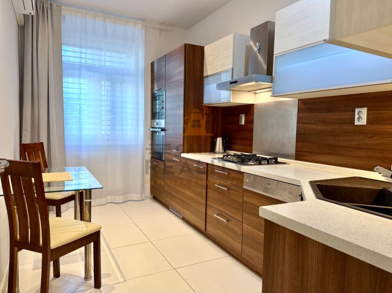 Na prenájom 2 izbový byt, 65 m2, Bratislava, centrum, Vajanského nábr. - Kuchyňa v 2-izbovom byte so vstavanými spotrebičmi, jedálenský stôl, drevené skrinky.