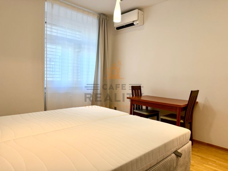 Na prenájom 2 izbový byt, 65 m2, Bratislava, centrum, Vajanského nábr. - Spálňa v 2-izbovom byte s posteľou, stolom a klimatizáciou.