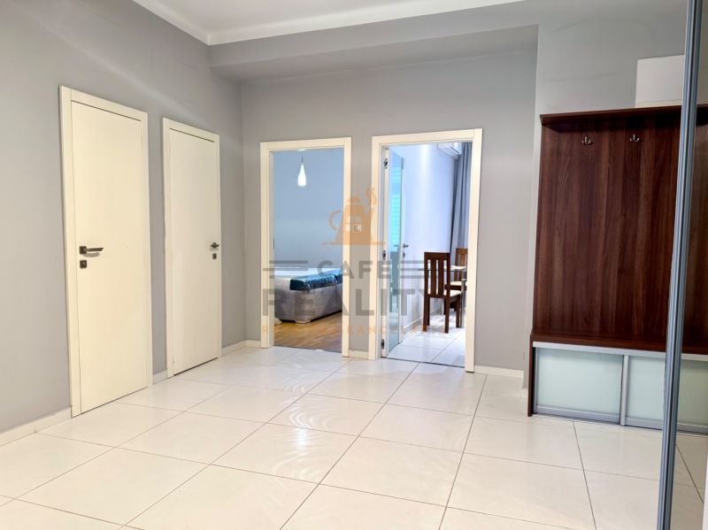 Na prenájom 2 izbový byt, 65 m2, Bratislava, centrum, Vajanského nábr. - Chodba v 2-izbovom byte s nábytkom a vstupom do obývačky a jedálne.