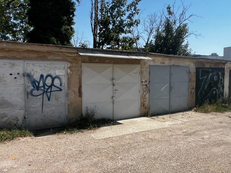Ponúkame na predaj garáž, Vyhnianska cesta, Bratislava - Nové Mesto. - Garáže na Vyhnianskej ceste v Bratislave - Nové Mesto s graffiti na dverách.