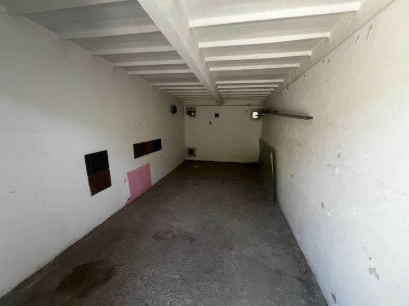 Ponúkame na predaj garáž, Vyhnianska cesta, Bratislava - Nové Mesto. - Prázdna betónová garáž s bielymi stenami a stropom v Bratislave - Novom Meste na Vyhnianskej ceste.