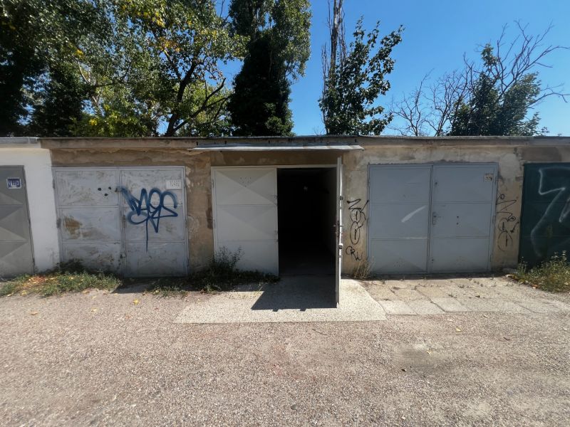 Ponúkame na predaj garáž, Vyhnianska cesta, Bratislava - Nové Mesto. - Otvorené garáže na Vyhnianskej ceste v Bratislave - Novom Meste obklopené stromami.