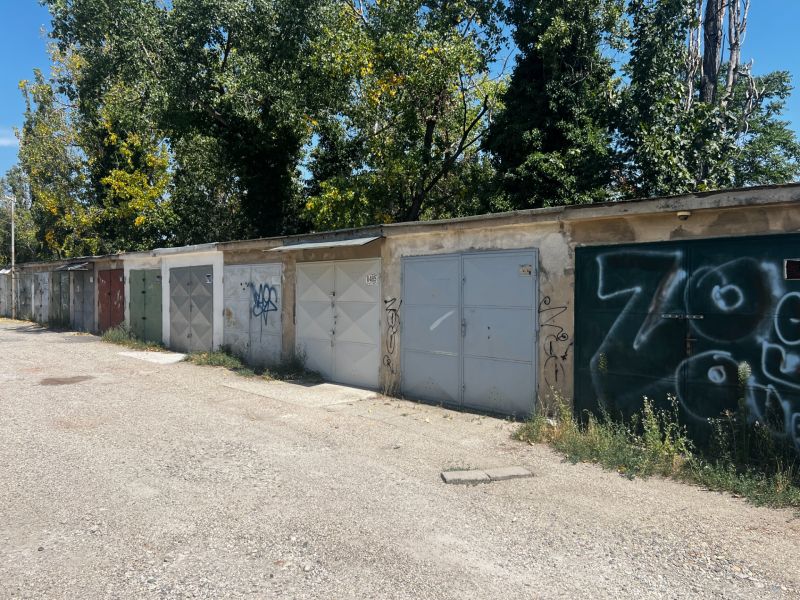 Ponúkame na predaj garáž, Vyhnianska cesta, Bratislava - Nové Mesto. - Radové garáže na Vyhnianskej ceste v Bratislave - Novom Meste, niektoré s graffiti.