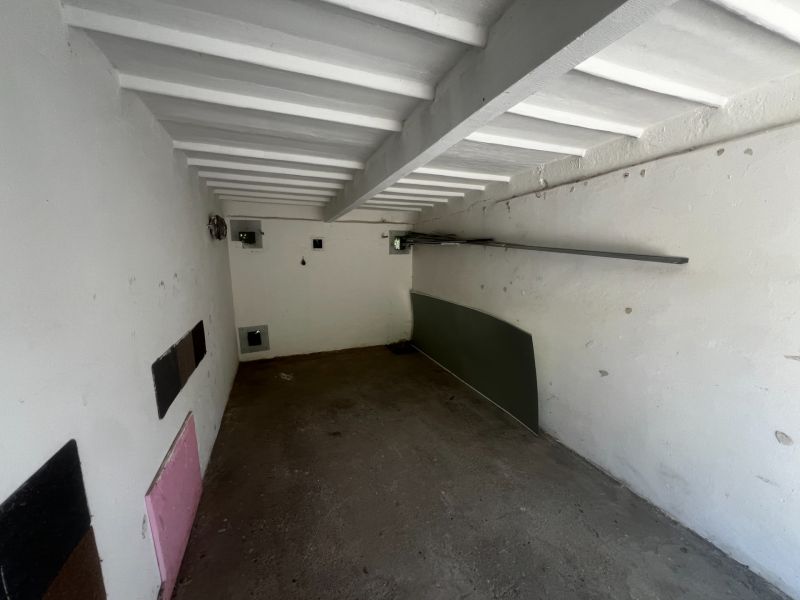 Ponúkame na predaj garáž, Vyhnianska cesta, Bratislava - Nové Mesto. - Interiér garáže s betónovou podlahou a bielymi stenami, Garáže Bratislava - Nové Mesto.