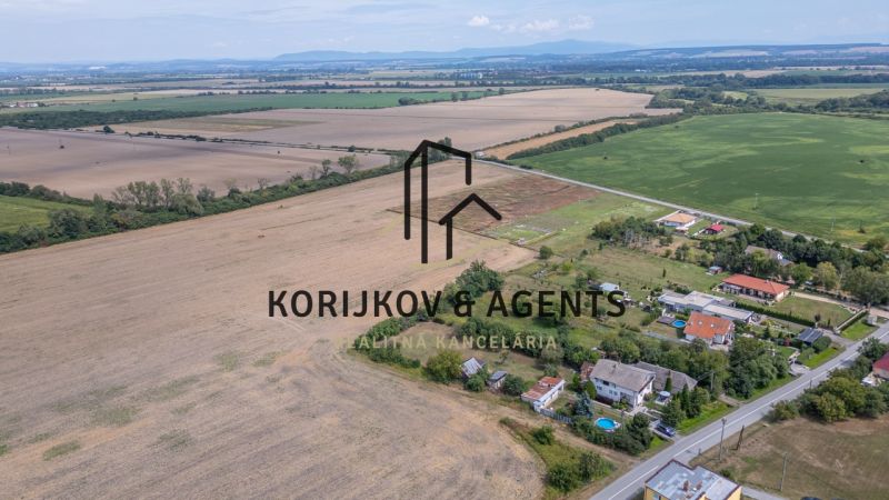 PREDAJ, Stavebný pozemok Sečovce - časť Albinov, intravilan  - Letecký pohľad na pozemky na bývanie v Sečovciach obklopené prírodou a dedinským prostredím.