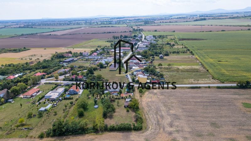 PREDAJ, Stavebný pozemok Sečovce - časť Albinov, intravilan  - Letecký pohľad na pozemky na bývanie pri Sečovciach, obklopené poľnohospodárskou krajinou.