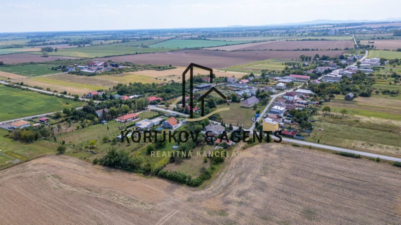 PREDAJ, Stavebný pozemok Sečovce - časť Albinov, intravilan  - Letecký pohľad na pozemky - bývanie v obci Sečovce obklopené poľami a domami.