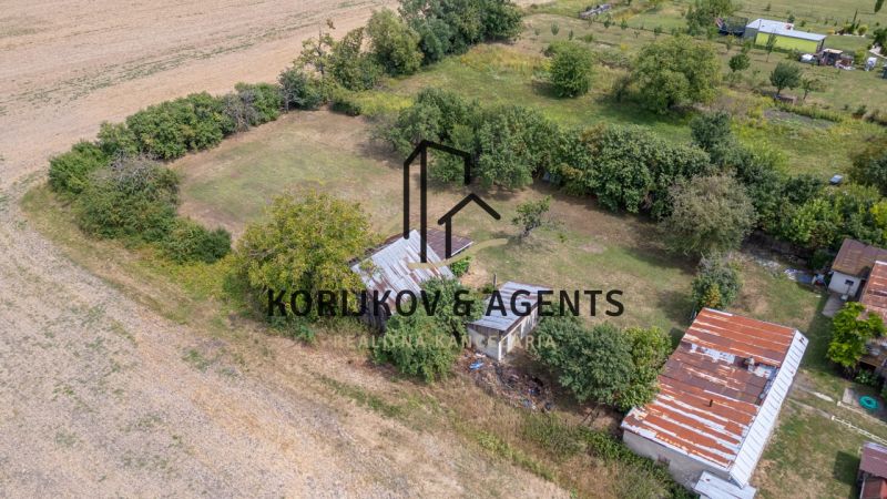 PREDAJ, Stavebný pozemok Sečovce - časť Albinov, intravilan  - Pozemok v Sečovciach vhodný na bývanie, obklopený zeleňou a budovami.