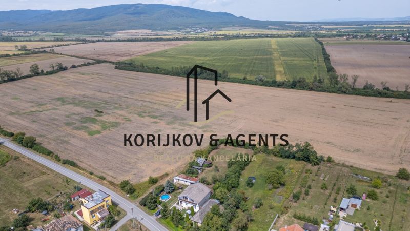 PREDAJ, Stavebný pozemok Sečovce - časť Albinov, intravilan  - Letecký pohľad na poľnohospodárske pozemky vhodné na bývanie v okolí Sečoviec.