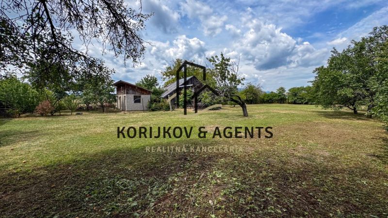 PREDAJ, Stavebný pozemok Sečovce - časť Albinov, intravilan  - Trávnatý pozemok v Sečovciach s niekoľkými stromami, vhodný na bývanie.