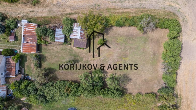 PREDAJ, Stavebný pozemok Sečovce - časť Albinov, intravilan  - Letecký pohľad na pozemky - bývanie v Sečovciach obklopené zeleňou a budovami.