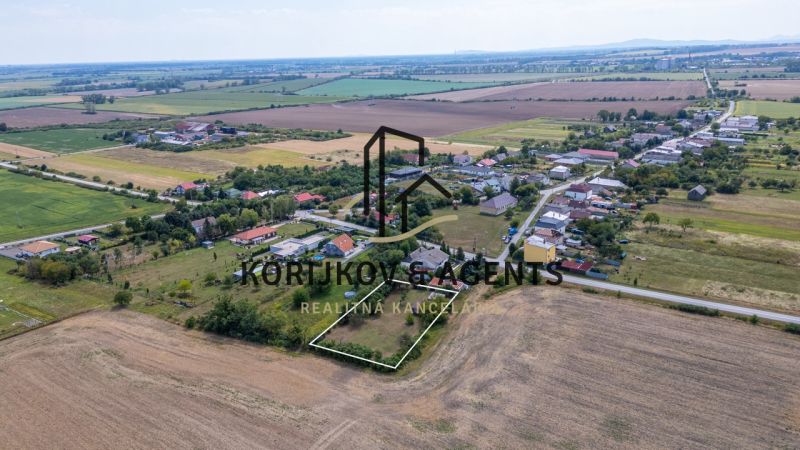 PREDAJ, Stavebný pozemok Sečovce - časť Albinov, intravilan  - Vidiecky pohľad na rozľahlé pozemky na bývanie pri meste Sečovce s roztrúsenými domami.