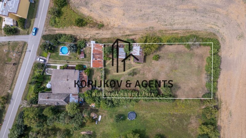 PREDAJ, Stavebný pozemok Sečovce - časť Albinov, intravilan  - Letecký pohľad na pozemky pre bývanie v Sečovciach so záhradou a plaveckým bazénom.