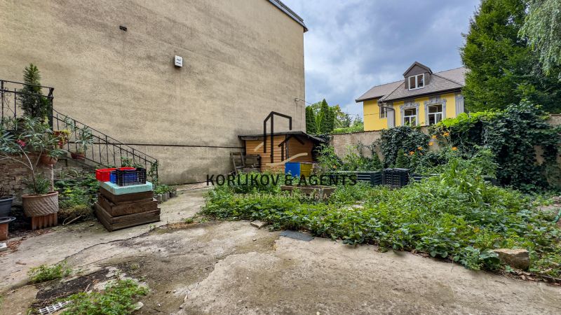 PREDAJ, 3 izbový byt na Štefánikovej ulici, Staré Mesto, Košice - Dvor so zeleňou a drevenou búdou na Štefánikovej ulici v Košiciach, mestská časť Staré Mesto.