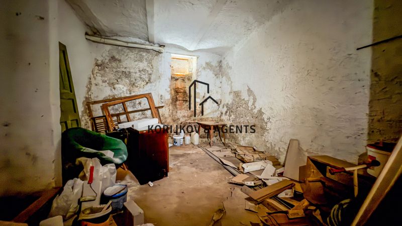 PREDAJ, 3 izbový byt na Štefánikovej ulici, Staré Mesto, Košice - Stará miestnosť s oprýskanými stenami, plná kôpok stavebného odpadu a nábytku.