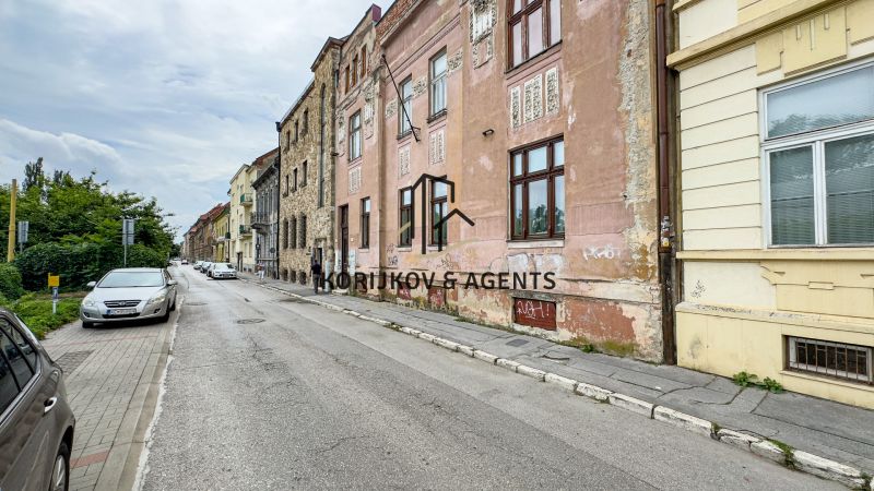 PREDAJ, 3 izbový byt na Štefánikovej ulici, Staré Mesto, Košice - Ulica Štefánikova v Košiciach - mestskej časti Staré Mesto so starými budovami.