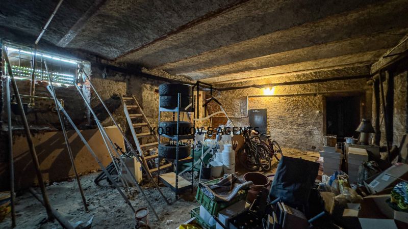 PREDAJ, 3 izbový byt na Štefánikovej ulici, Staré Mesto, Košice - Suterénny priestor v 3-izbovom byte, plný skladovaných predmetov a bicyklov.