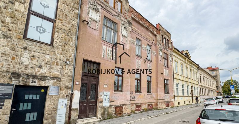 PREDAJ, 3 izbový byt na Štefánikovej ulici, Staré Mesto, Košice - Ulice Štefánikova v Košiciach s historickými fasádami a zaparkovanými autami.