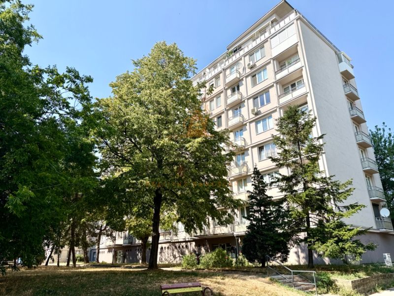 Na predaj 2 izbový byt, 47 m2, Bratislava, Nové Mesto, Piešťanská ul. - Bytový dom na Piešťanskej v Bratislave - Novom Meste obklopený zeleňou a lavičkou.