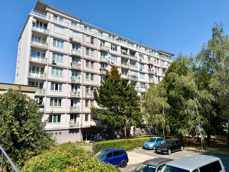 Na predaj 2 izbový byt, 47 m2, Bratislava, Nové Mesto, Piešťanská ul. - Bytový dom na Piešťanskej ulici v Bratislava - Nové Mesto obklopený zeleňou a parkoviskom.