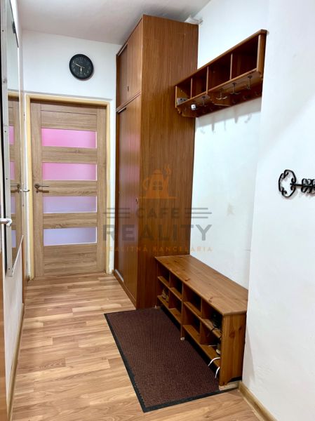 Na predaj 2 izbový byt, 47 m2, Bratislava, Nové Mesto, Piešťanská ul. - Vstupná chodba s podlahou s dreveným dekorom, vešiakmi a skriňou v 2-izbovom byte.