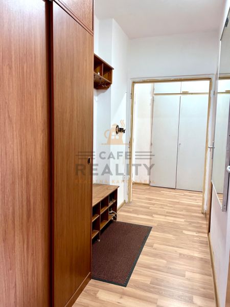 Na predaj 2 izbový byt, 47 m2, Bratislava, Nové Mesto, Piešťanská ul. - Chodba s podlahou s dreveným dekorom a vstavanými skriňami v 2-izbovom byte.