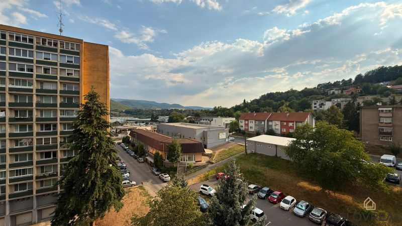 Priestranný veľkometrážny 4-izbový byt v Novej Bani - Pohľad z 4-izbového bytu v Novej Bani s výhľadom na okolitú prírodu.
