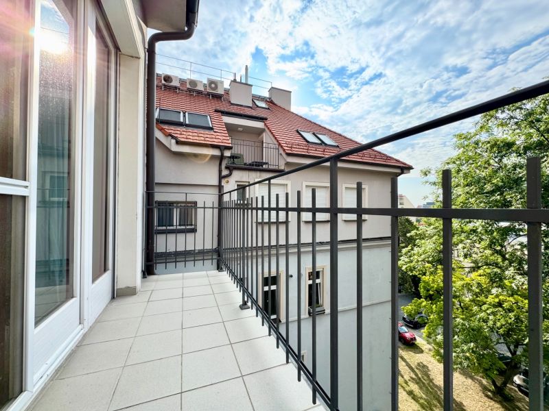 I PRENÁJOM - Výnimočný 3i byt v srdci Starého Mesta - Balkón s železným zábradlím a budovami, Bratislava - Staré Mesto, Palisády, 3-izbový byt.