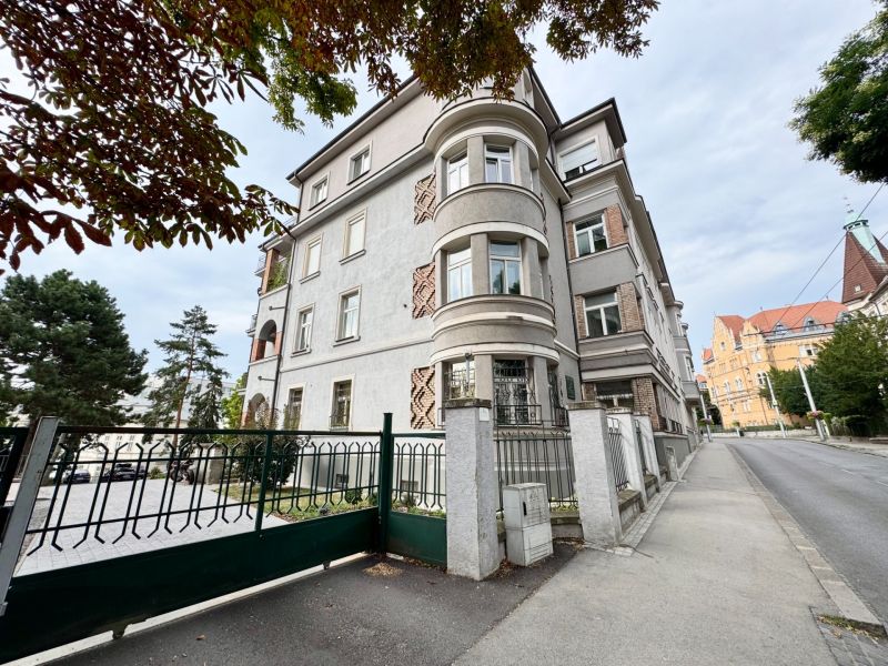 I PRENÁJOM - Výnimočný 3i byt v srdci Starého Mesta - Palisády, Bratislava - Staré Mesto: Obytná budova so zdobenou fasádou a vstupnou bránou.