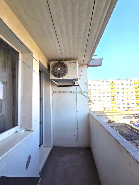 PRENÁJOM 3-izb.byt /loggia/ klíma/ Dudvážska–BA Podunajské Biskupice - Balkón 3-izbového bytu na Dudvážskej ulici v Bratislave, výhľad na susedné budovy.