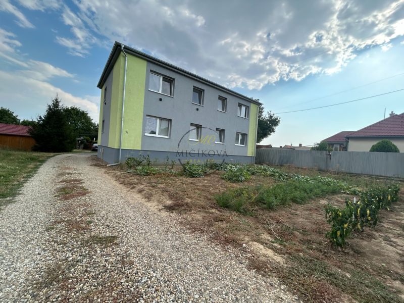 Na predaj 2 izbový byt 54 m2 po rekonštrukcii + záhrada, obec Telince - Dvojpodlažná budova so záhradou a cestou v Telinciach, vhodná pre 2-izbový byt.