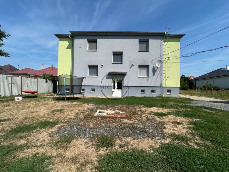 Na predaj 2 izbový byt 54 m2 po rekonštrukcii + záhrada, obec Telince - Dvojposchodová budova v Telinciach s dvorom, trampolínou a hojdačkou.