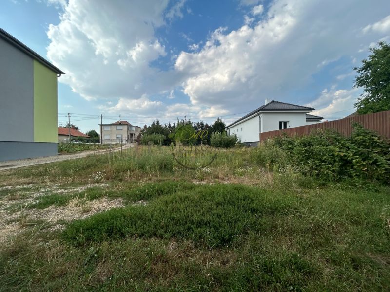 Na predaj 2 izbový byt 54 m2 po rekonštrukcii + záhrada, obec Telince - Záhrada v okolí domov v Telinciach s premenlivou oblačnosťou na oblohe.