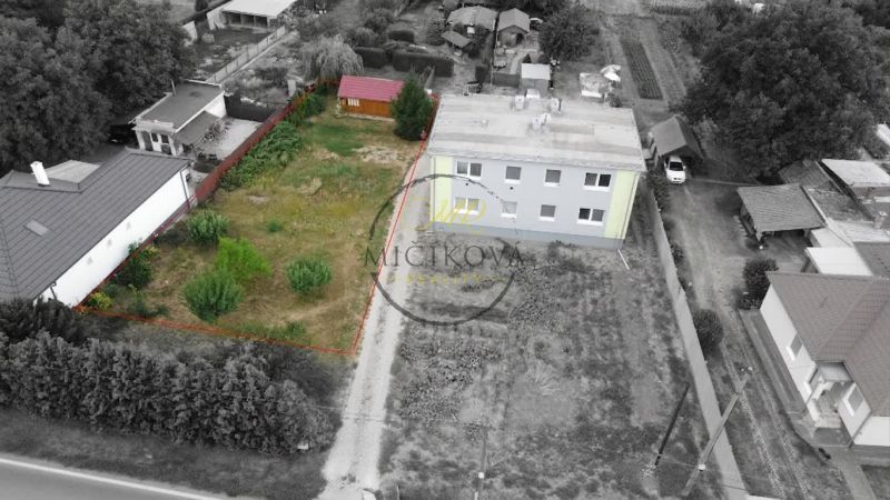 Na predaj 2 izbový byt 54 m2 po rekonštrukcii + záhrada, obec Telince - Pohľad zhora na dvor pri dvojposchodovej budove v Telinciach.