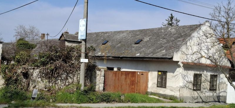 Starší rodinný dom s veľkým pozemkom, Devínska Nová Ves - Rodinný dom na ulici Námestie 6 apríla v Bratislave - Devínskej Novej Vsi.