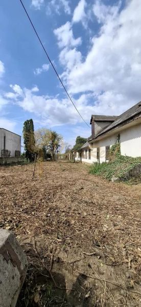 Starší rodinný dom s veľkým pozemkom, Devínska Nová Ves - Rodinný dom na Námestí 6 apríla v Devínskej Novej Vsi s veľkým oploteným pozemkom.