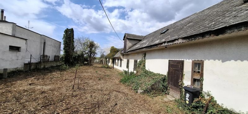 Starší rodinný dom s veľkým pozemkom, Devínska Nová Ves - Rodinný dom na Námestí 6 apríla v Devínskej Novej Vsi so záhradou a staršou strechou.