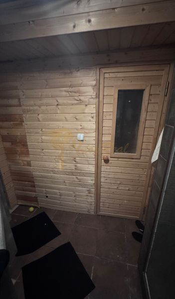 6-izb. rodinný dom, lokalita Nové Košariská, Dunajská Lužná - Drevené obloženie so saunovými dverami v rodinnom dome.
