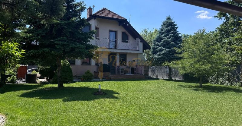 6-izb. rodinný dom, lokalita Nové Košariská, Dunajská Lužná - Rodinný dom na ulici Nové Košariská v Dunajskej Lužnej obklopený upravenou záhradou.