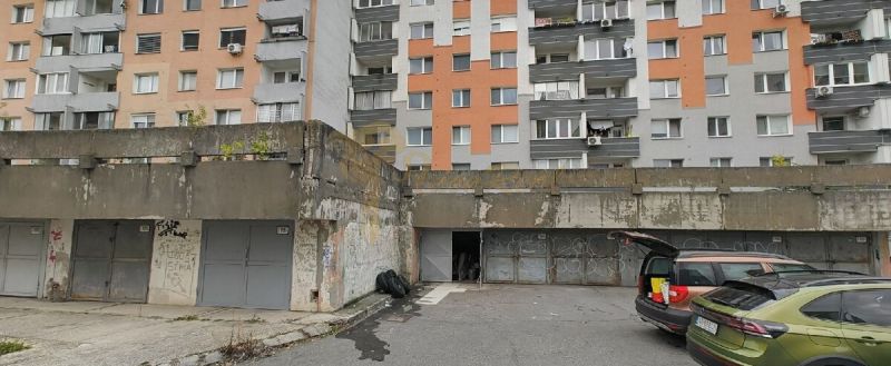 Garáž, Dudvažská ul., Podunajské Biskupice - Garáže na Dudvážskej ulici v Bratislave - Podunajské Biskupice, pred bytovým domom.