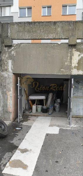 Garáž, Dudvažská ul., Podunajské Biskupice - Garáže na Dudvážskej ulici v Bratislave - Podunajských Biskupiciach s otvorenou bránou a rôznymi predmetmi.