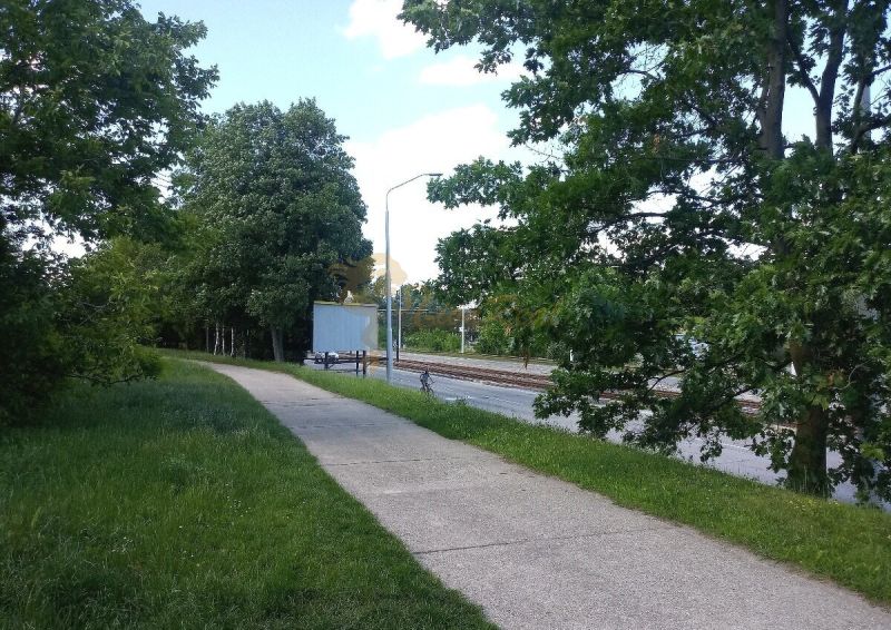 Rekreačná chata s výhľadom na Líščie údolie a Yuventu, Karlová Ves - Cesta pri železničnej trati obklopená zeleňou v Bratislave - Karlovej Vsi na Karloveskej.