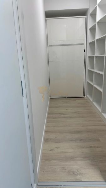 Novostavba 2,5-izb. bytu v NUPPU, garážové státie + vonkajšie státie - Chodba s podlahou s dreveným dekorom a úložným priestorom v 2-izbovom byte.