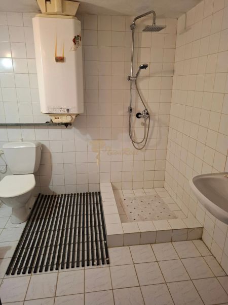 Záhradná chata so záhradou, Devínska cesta, Devín - Kúpeľňa s toaletou, bojlerom a sprchou v chate s dlaždicovým obkladom.