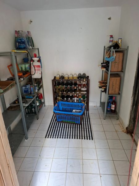 Záhradná chata so záhradou, Devínska cesta, Devín - Špajza v chate s regálmi na potraviny a stojanom na víno.