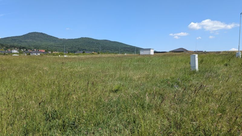 Stavebný pozemok 681 m2 v Štitároch  - Pozemky - bývanie na ulici Zamoyského v Štitároch, s výhľadom na zeleň a hory.