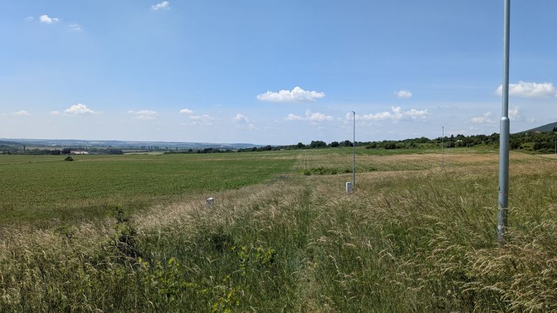 Stavebný pozemok 681 m2 v Štitároch  - Krajina s rozľahlými poľami a osvetľovacími stĺpmi na Zamoyského ulici v Štitároch, pozemky - bývanie.